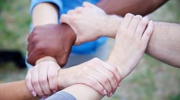 Différentes mains se tiennent