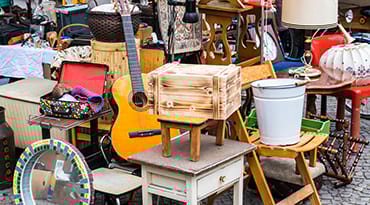 Des objets en vente dans une foire à tout