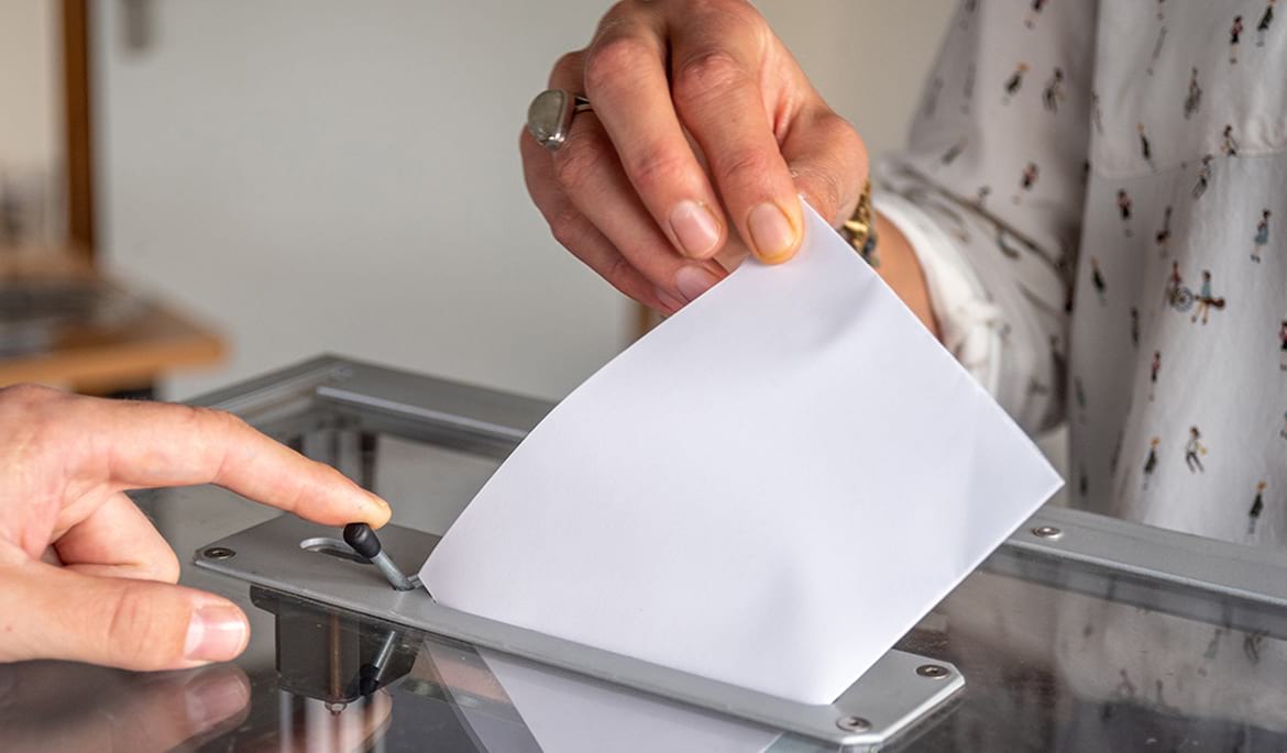 Un citoyen en train de mettre son vote dans l'urne