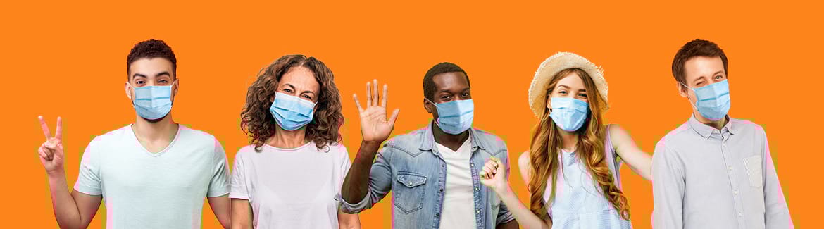 Des personnes avec des masques
