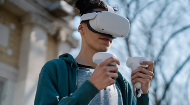 Une personne avec un casque de réalité virtuelle.