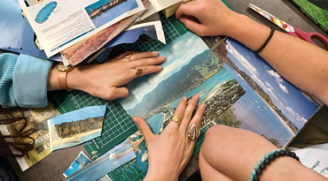 Des mains qui découpent des pages de magazines avec photos de paysages.