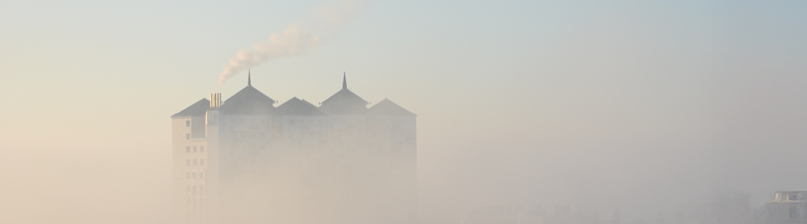 photo d'un immeuble quevillais dans le brouillard